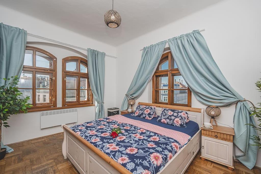 Carolina'S Romantic Apartment Hradec Kralove Exterior foto