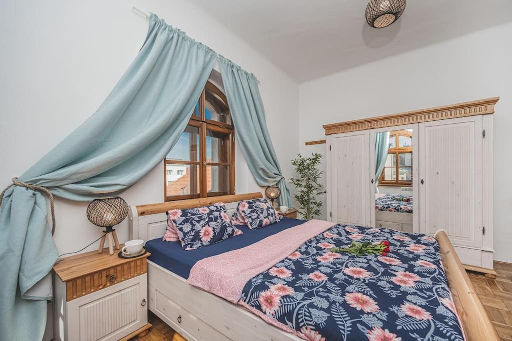Carolina'S Romantic Apartment Hradec Kralove Exterior foto