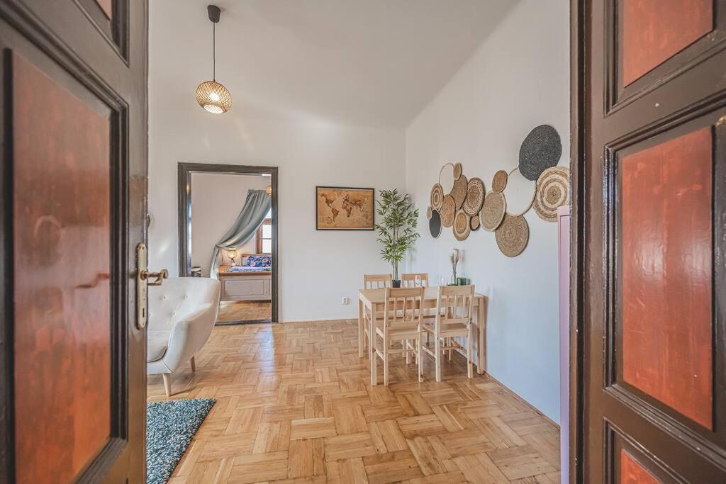 Carolina'S Romantic Apartment Hradec Kralove Exterior foto