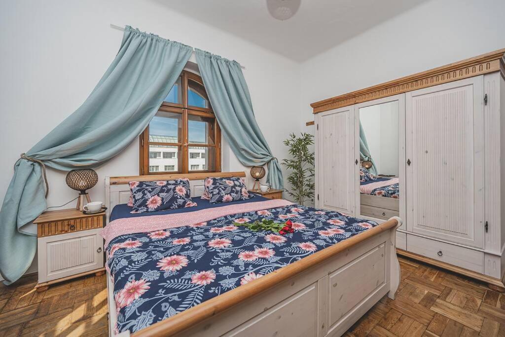 Carolina'S Romantic Apartment Hradec Kralove Exterior foto